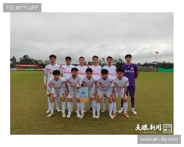 全新阵容集结完毕 合照展示足球队青春风采与团结力量