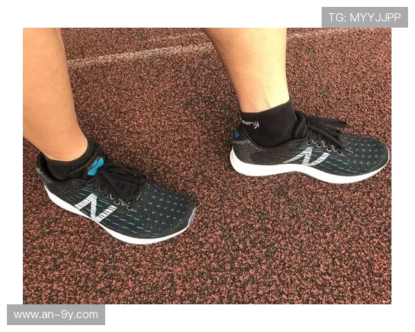 接运猫足球袜助力运动时尚完美结合 轻盈舒适陪伴每一次奔跑